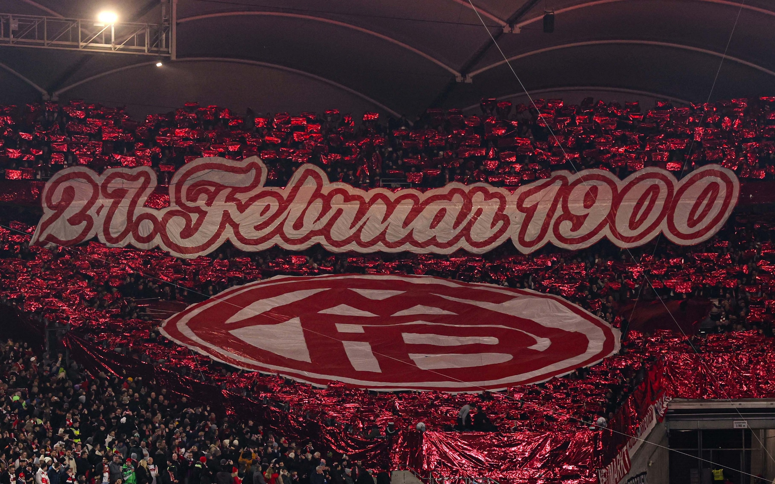 拜仁球迷在看臺(tái)展示TIFO，慶祝俱樂部成立125周年