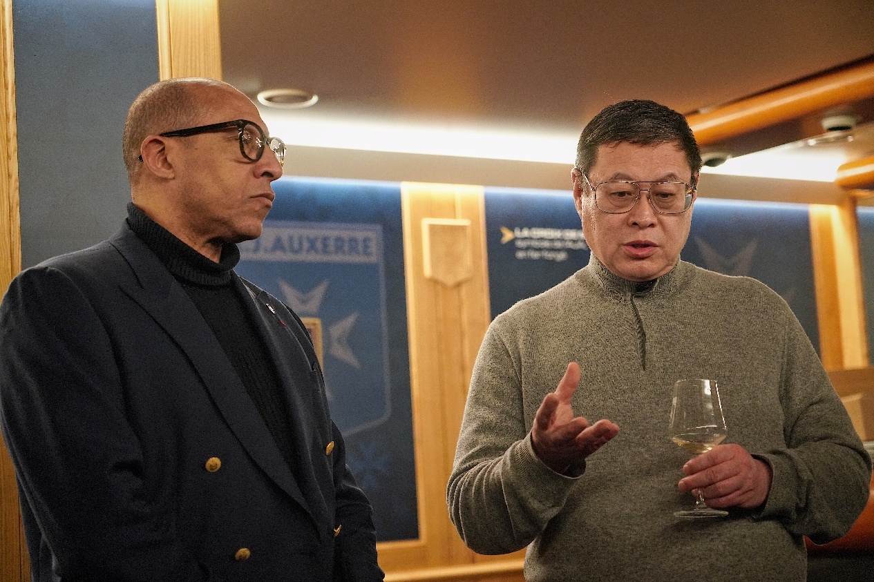 法國足協(xié)主席迪亞洛做客歐塞爾，并與董事會(huì)主席周云杰會(huì)晤