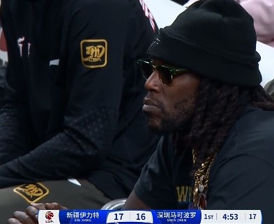 哦呦？你來了！新疆新外援哈雷爾場邊觀戰(zhàn)新疆主場vs深圳的比賽