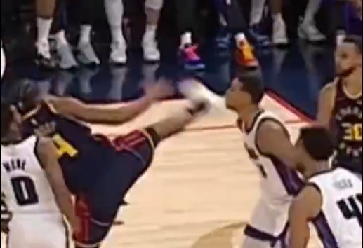 抬腳過高踢到了對手下巴！NBA官方：穆迪這一動作被判1級惡犯