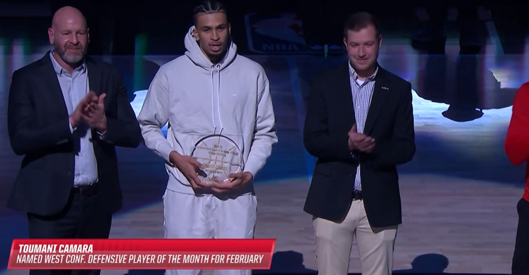 實至名歸！NBA官方為卡馬拉現場頒發(fā)2月西部最佳防守球員獎項