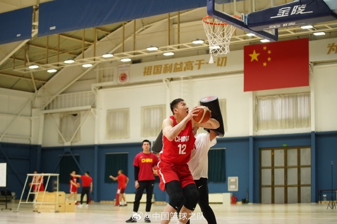 中國籃球之隊(duì)官博：大塊頭 大能量 祝李炎哲25歲生日快樂！