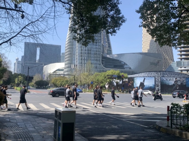 心態(tài)放松，有網(wǎng)友拍到澳大利亞隊(duì)早上在萬(wàn)象城citywalk