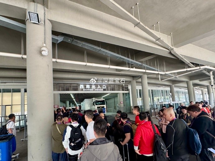 盛況空前！記者曬照：距離中澳之戰(zhàn)還有三小時(shí)，現(xiàn)場(chǎng)記者已超百名