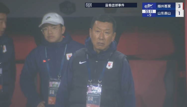 半場1-3落后遞補隊！場邊的崔康熙表情焦急