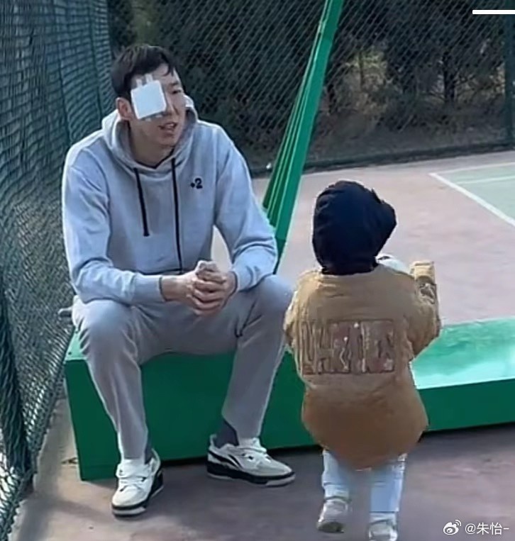 顧家好男人！記者曬出周琦手術(shù)后回歸家庭帶娃照片